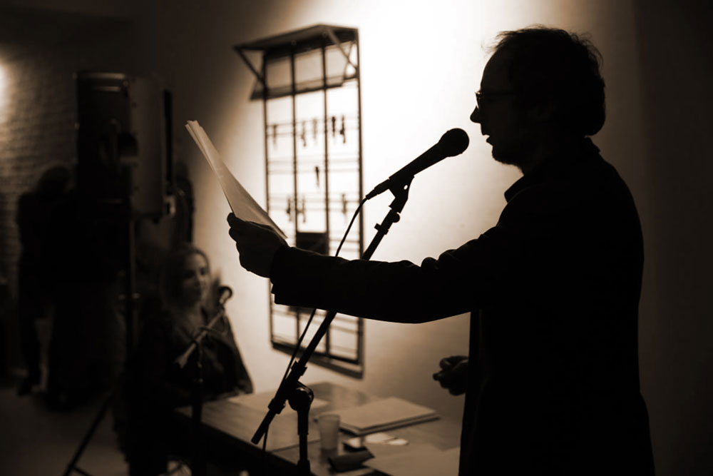 Eric Therer en performance sous l’appellation Quelques piétons.