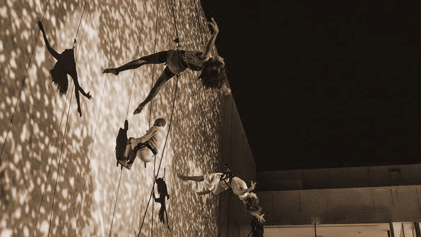 Performance de danse verticale Homo-Luciola.