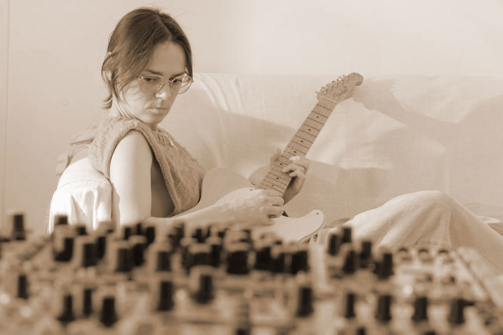 Maria Teriaeva avec ses instruments électroniques.