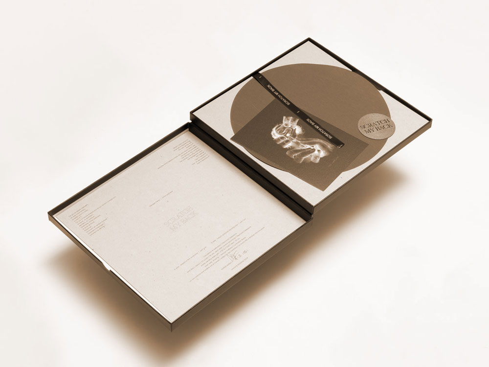 Le vinyle-objet Scratch my back dans son étui.