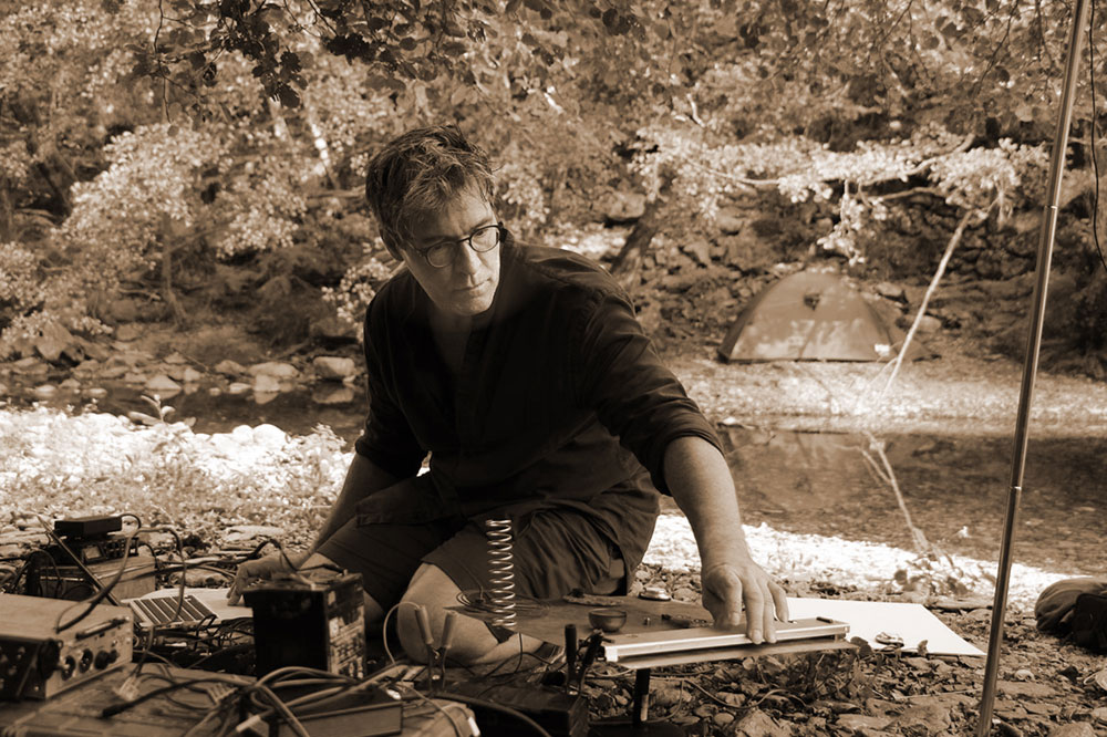 Raymond Delepierre en performance sonore.