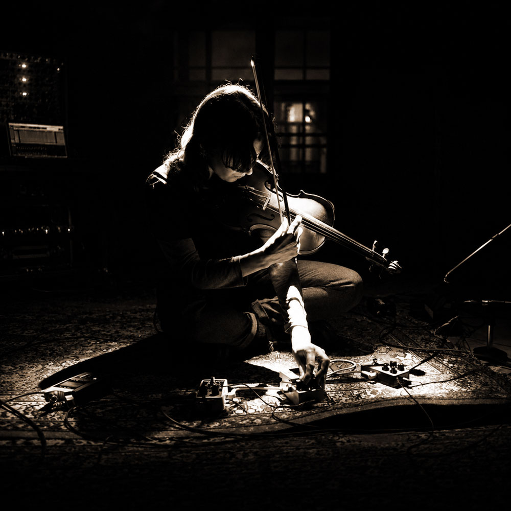 Roxane Métayer jouant du violon.